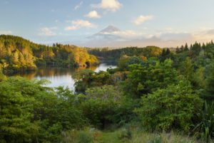 Lake Mangamahoe, Mount Taranaki, Nordinsel, Neuseeland, Ozeanien Lake Mangamahoe, Mount Taranaki, Nordinsel, Neuseeland, Ozeanien